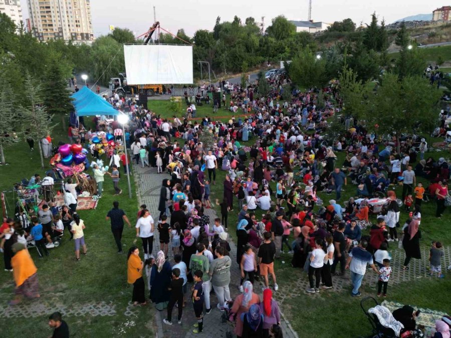 Şirintepe Halkı Açık Hava Sinemasına Yoğun İlgi Gösterdi
