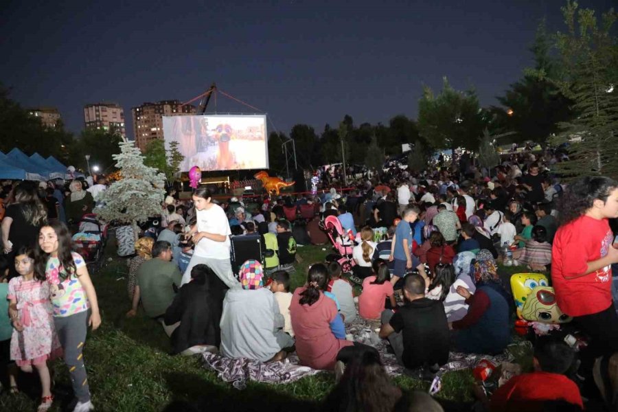 Şirintepe Halkı Açık Hava Sinemasına Yoğun İlgi Gösterdi