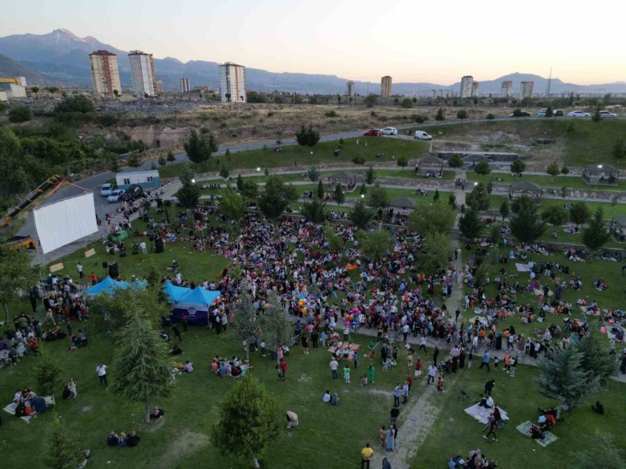 Şirintepe Halkı Açık Hava Sinemasına Yoğun İlgi Gösterdi