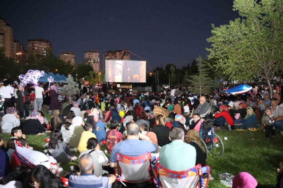 Şirintepe Halkı Açık Hava Sinemasına Yoğun İlgi Gösterdi