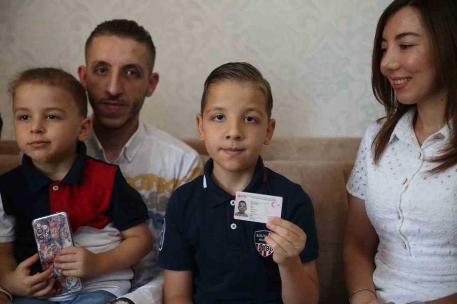 Depremde Sisteme ’ölü’ Olarak Kaydedilen Çocuklarının Yaşadığını Kanıtlamaya Çalışıyorlar