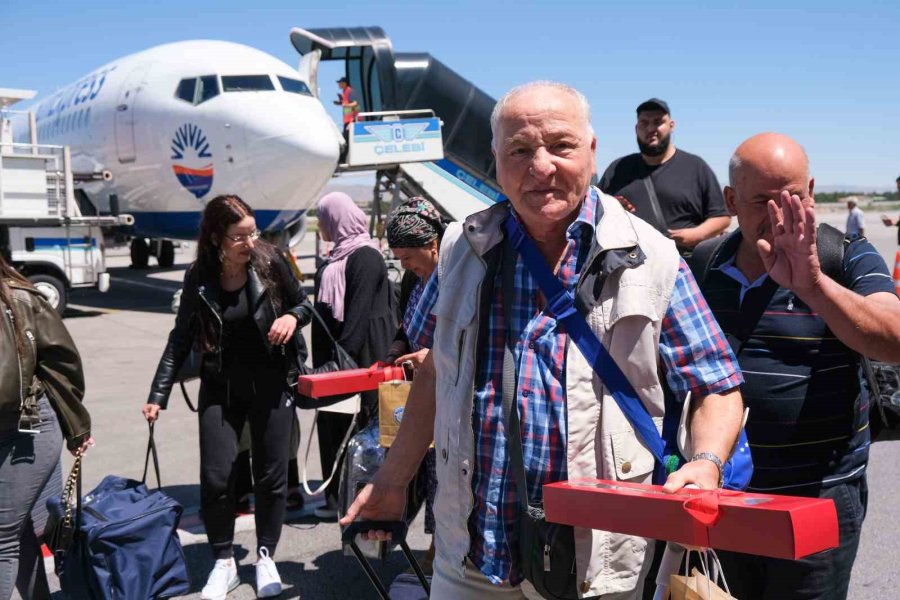 Gurbetçi Vatandaşlar Güllerle Karşılandı