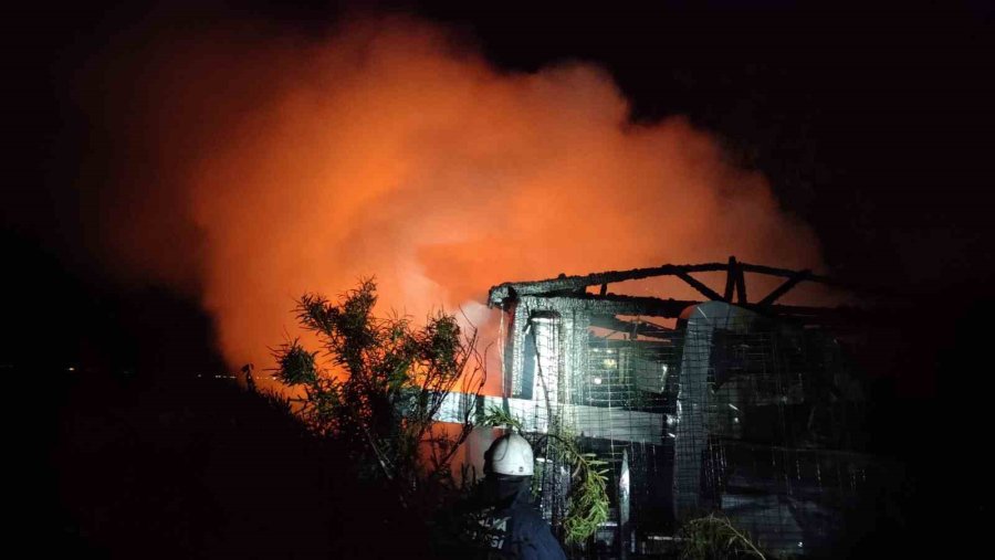 Antalya’da Korkutan Kafe Yangını