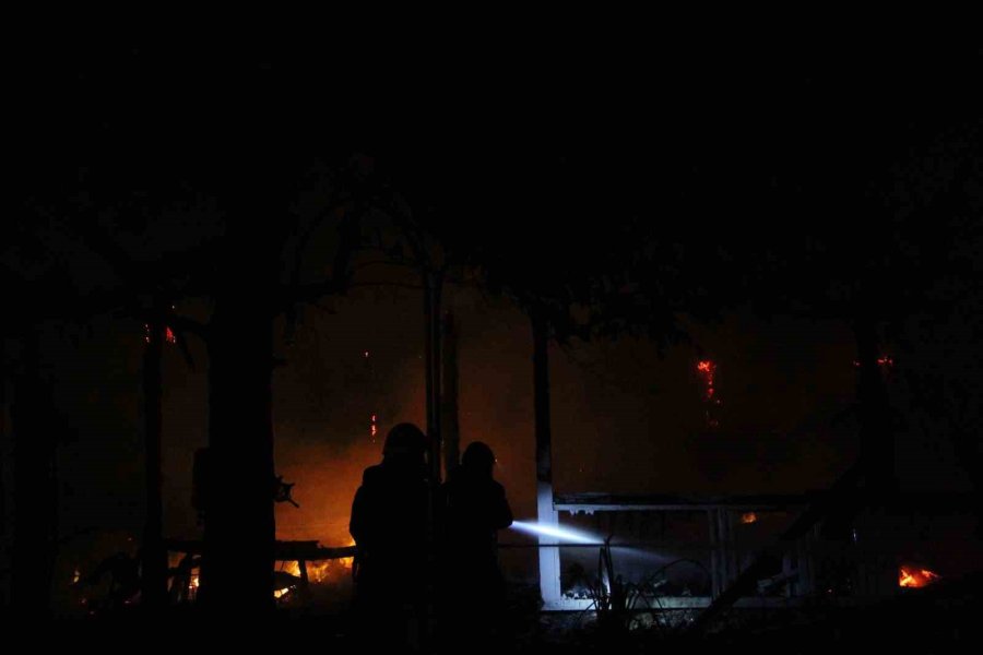 Antalya’da Korkutan Kafe Yangını