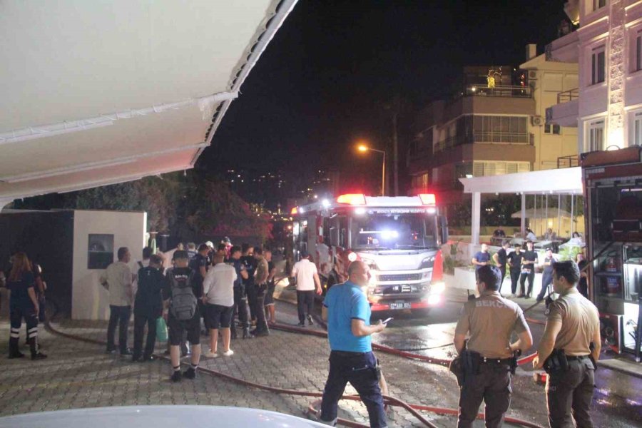 Antalya’da Korkutan Kafe Yangını