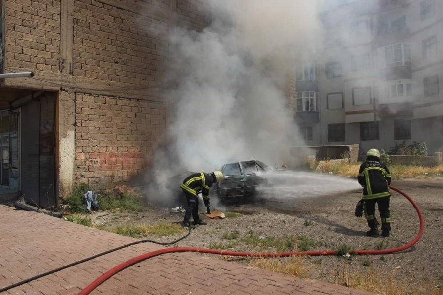 Park Halindeyken Yanan Otomobil Küle Döndü