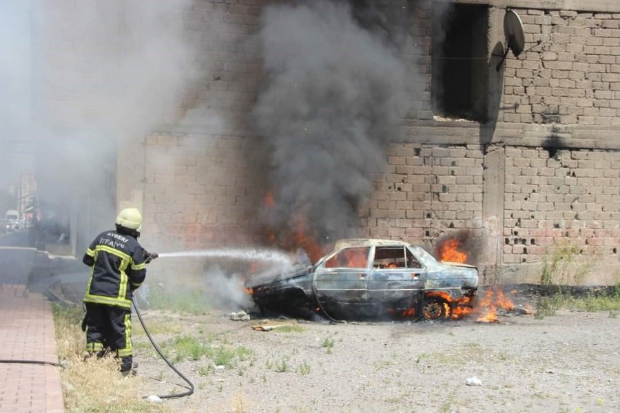 Park Halindeyken Yanan Otomobil Küle Döndü