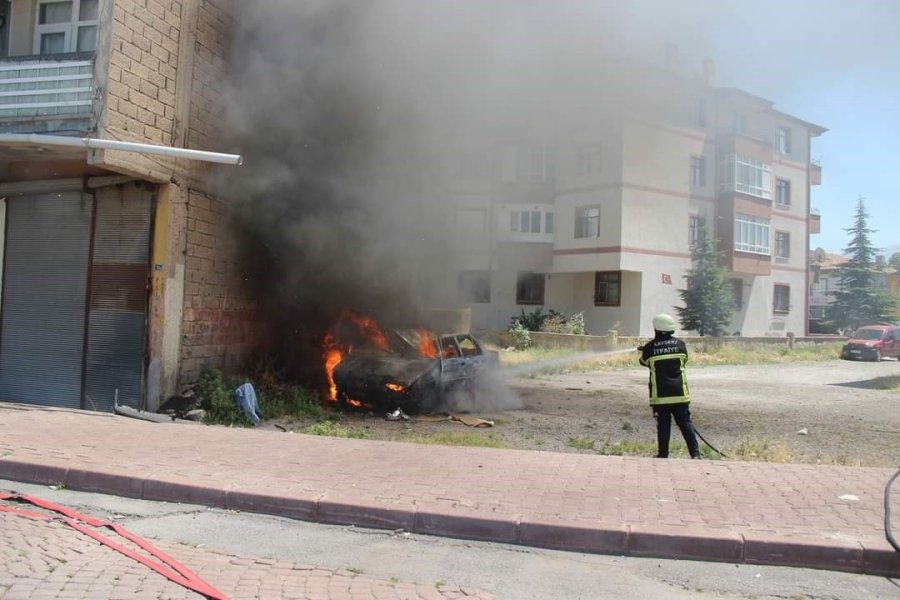 Park Halindeyken Yanan Otomobil Küle Döndü