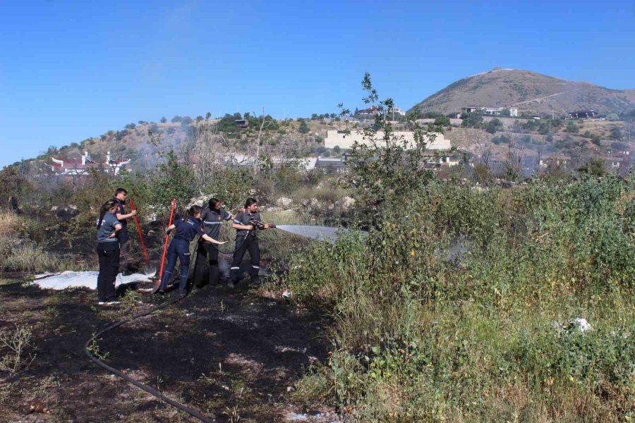 Çalılıkta Çıkan Yangında 40 Dönüm Alan Küle Döndü