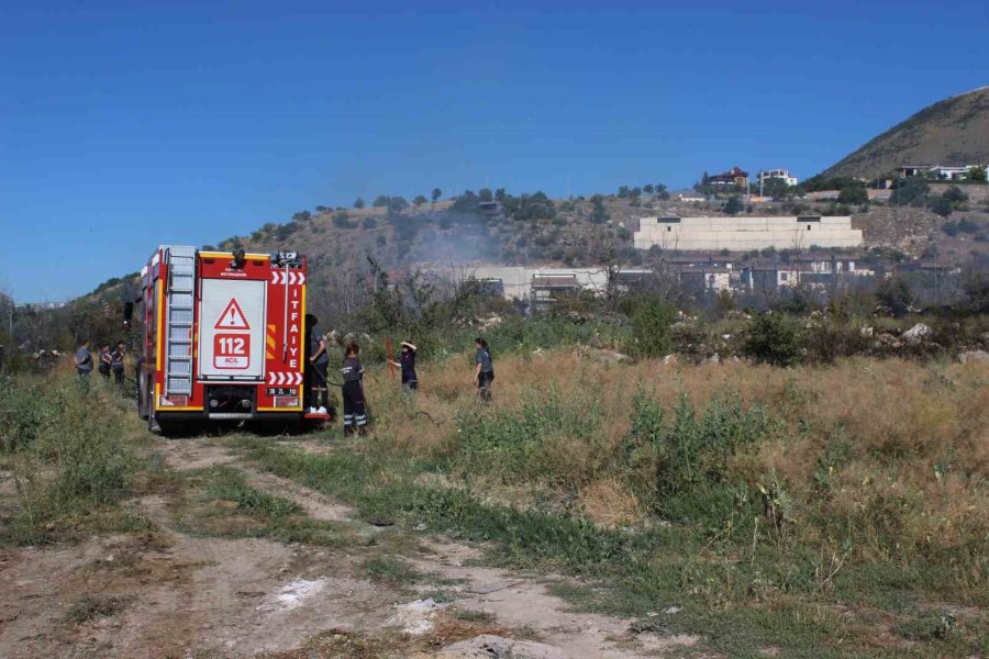 Çalılıkta Çıkan Yangında 40 Dönüm Alan Küle Döndü