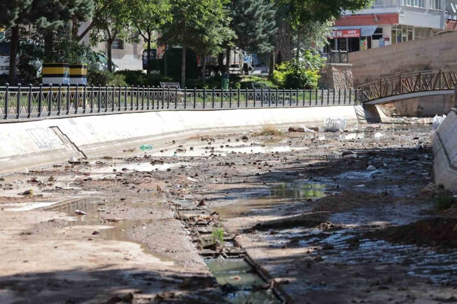 Çöplüğe Dönen Uluırmak Kanalı Belediye Tarafından Temizleniyor