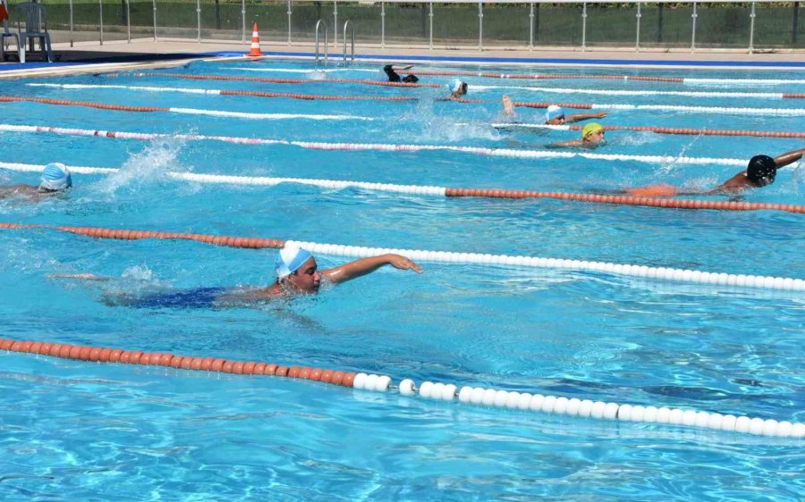 Yüzmeyi, Olimpik Yüzme Havuzunda Öğreniyorlar