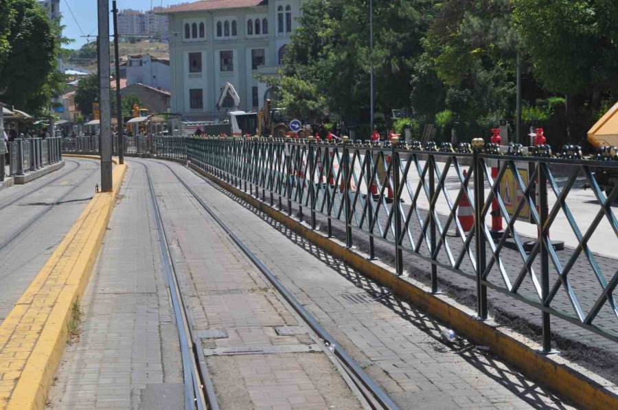 Karşıdan Karşıya Geçmeyi Zorlaştıran Bariyerlere Vatandaştan Tepki