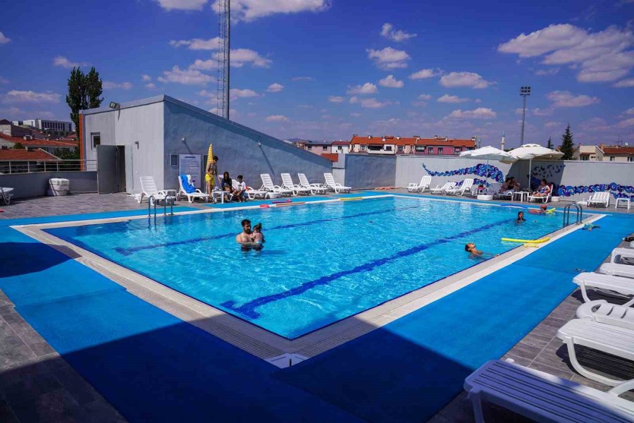 Tepebaşı’nda Açık Havuz Keyfi