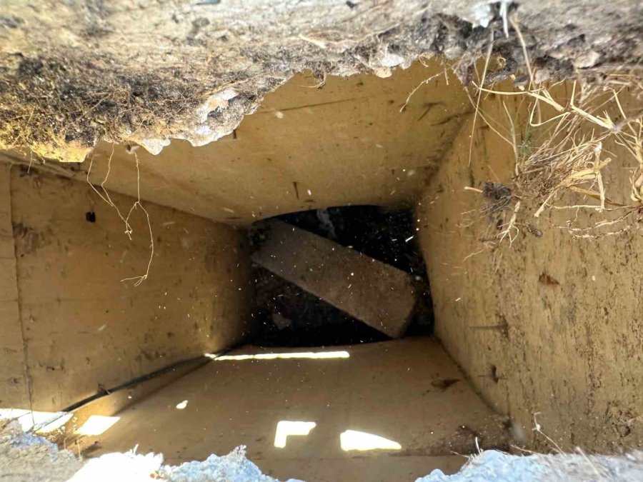 Kazadan Sağ Kurtuldu, Telefonunu Ararken 4 Metrelik Çukura Döştü