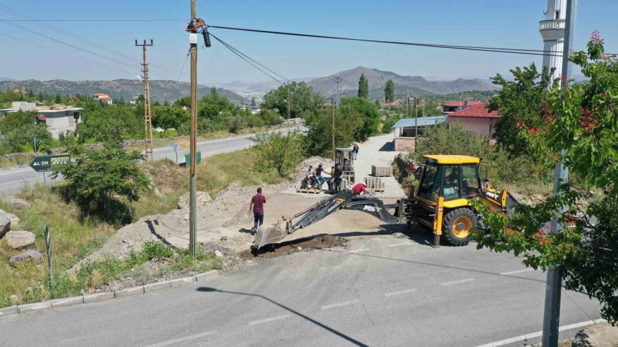 Hacılar’da Yollar Kilit Parke İle Yenileniyor