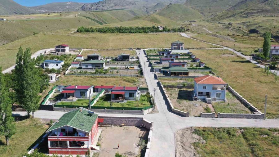 Hacılar’da Yollar Kilit Parke İle Yenileniyor