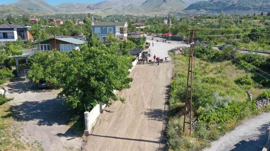 Hacılar’da Yollar Kilit Parke İle Yenileniyor