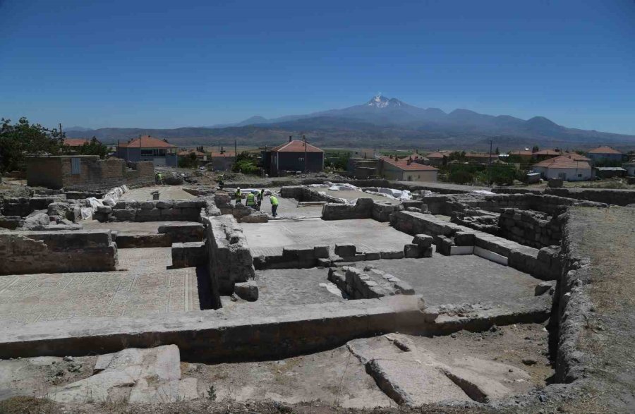 Başkan Büyükkılıç’tan Dünyada Kendisinden Söz Ettirecek Mozaik Yapısına İnceleme