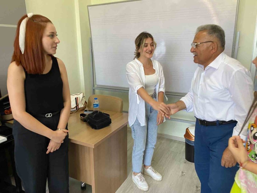 Başkan Büyükkılıç, Kaymek Akademi Ve Konservatuvarda Gençlerle Buluştu