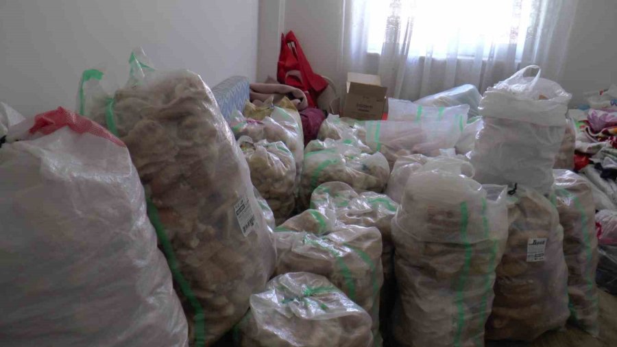 Kuru Ekmekle Yaşam Mücadelesi