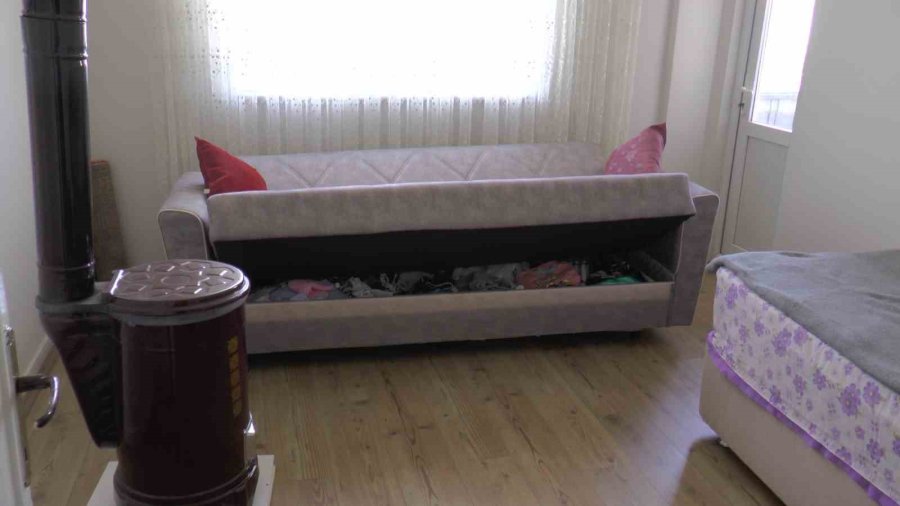 Kuru Ekmekle Yaşam Mücadelesi