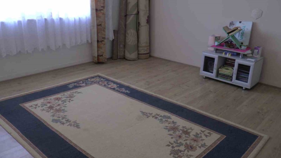 Kuru Ekmekle Yaşam Mücadelesi