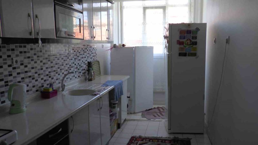 Kuru Ekmekle Yaşam Mücadelesi