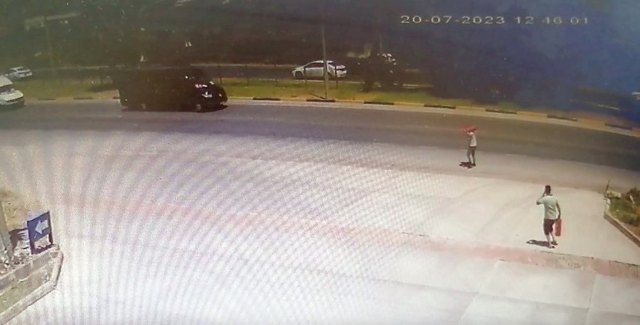 Yanan Otomobili Görüp Harekete Geçtiler, Omuzlarında Yangın Tüpleriyle Araçların Yol Vermesini Beklediler