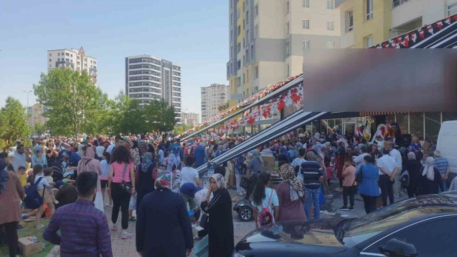 İndirimli Ev Eşyası Satan Mağazada İzdiham