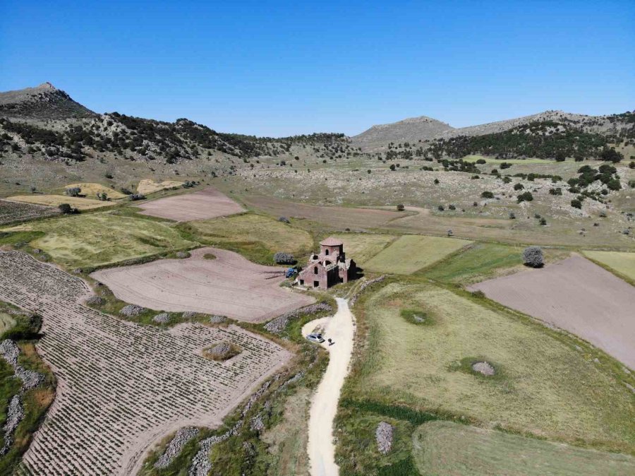 Kızıl Kilise Bin 500 Yıllık Tarihi İle Ziyaretçilerini Cezbediyor