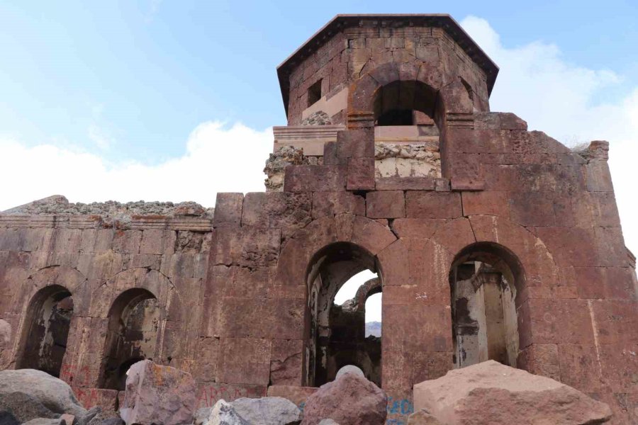 Kızıl Kilise Bin 500 Yıllık Tarihi İle Ziyaretçilerini Cezbediyor