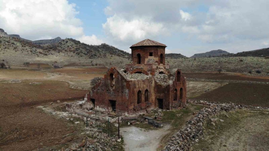 Kızıl Kilise Bin 500 Yıllık Tarihi İle Ziyaretçilerini Cezbediyor