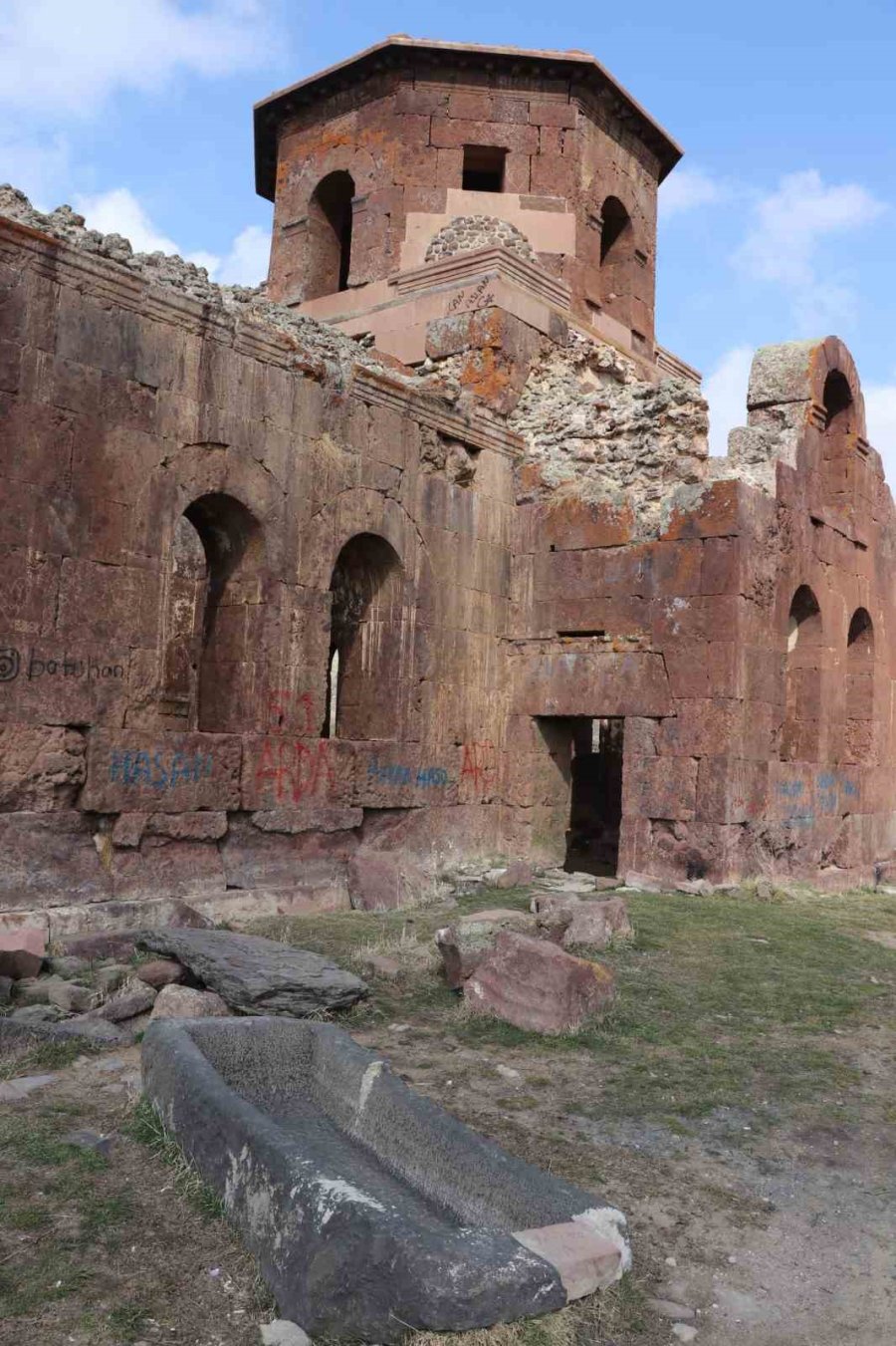 Kızıl Kilise Bin 500 Yıllık Tarihi İle Ziyaretçilerini Cezbediyor