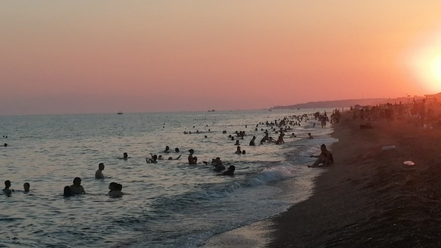 Denize Girmek İçin Güneşin Batmasını Bekliyorlar