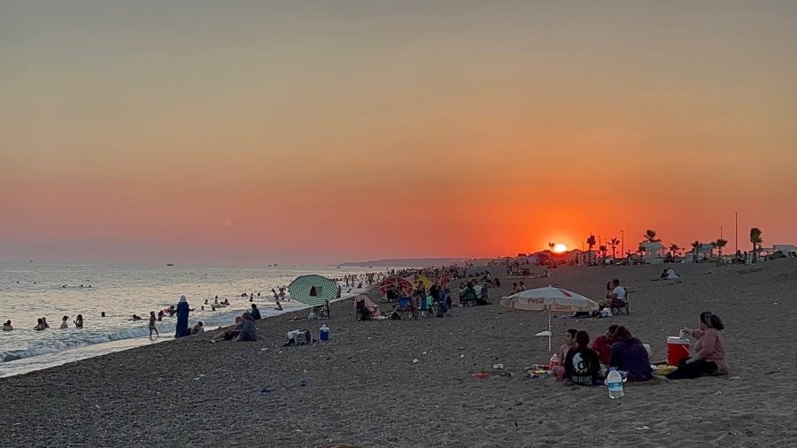 Denize Girmek İçin Güneşin Batmasını Bekliyorlar