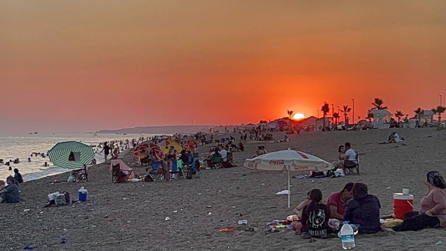 Denize Girmek İçin Güneşin Batmasını Bekliyorlar