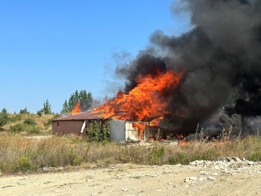 Depo Alev Topuna Döndü, Çıkan Dumanlar Gökyüzünü Kapladı
