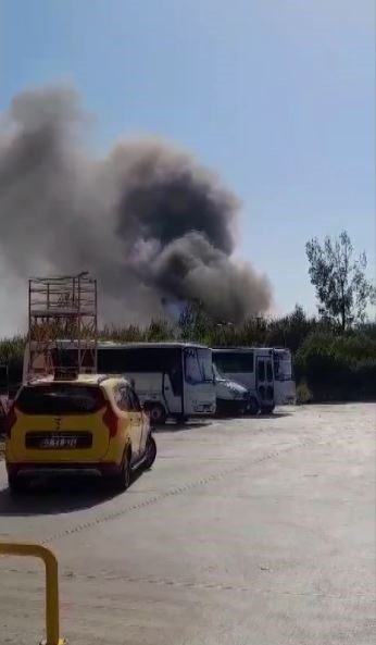 Depo Alev Topuna Döndü, Çıkan Dumanlar Gökyüzünü Kapladı