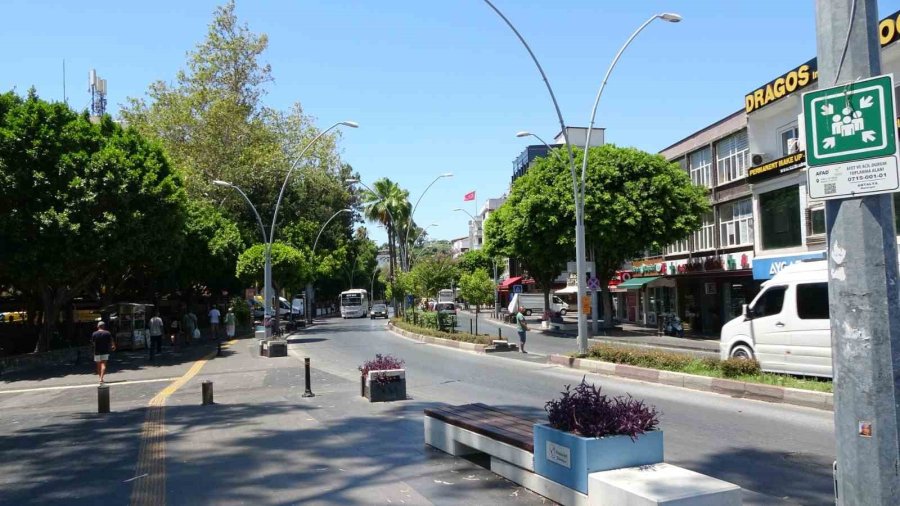 Çöl Sıcakları 45 Dereceye Ulaştı, Turizm Merkezinde Yaşayanlar Eve Kapandı