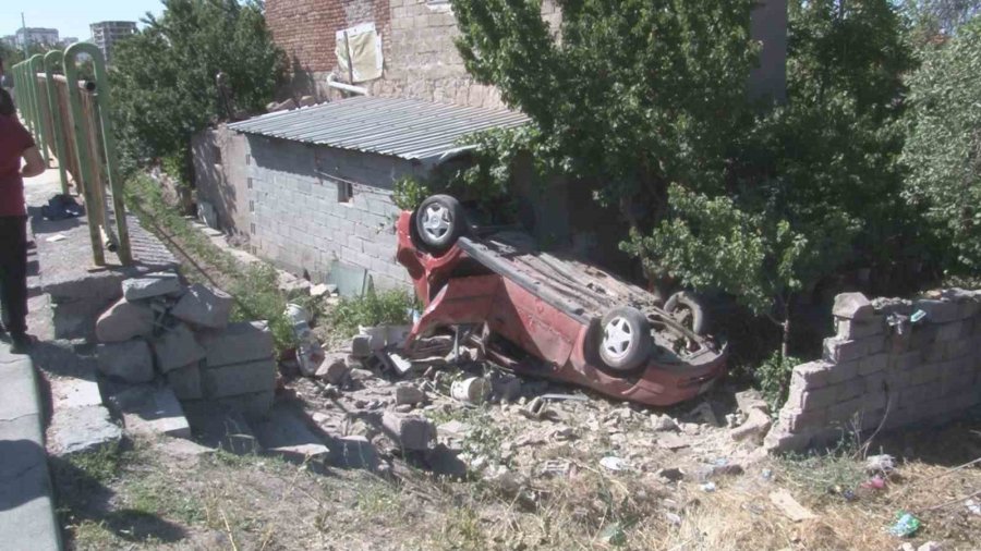 Takla Atan Otomobil Eve Girdi: 5 Yaralı