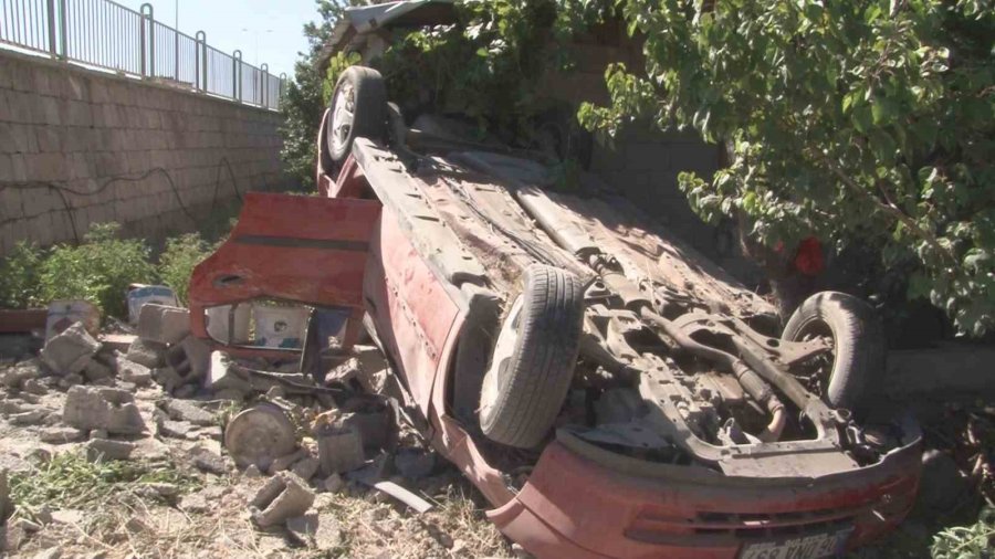 Takla Atan Otomobil Eve Girdi: 5 Yaralı