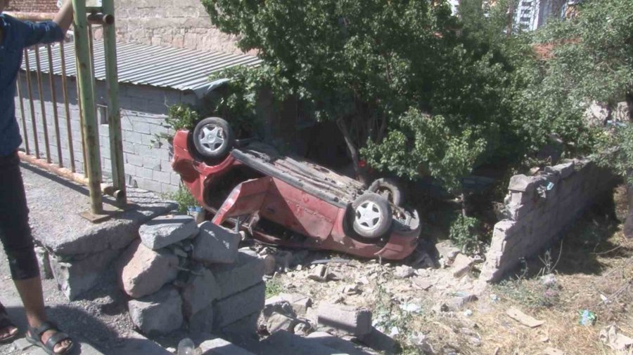 Takla Atan Otomobil Eve Girdi: 5 Yaralı