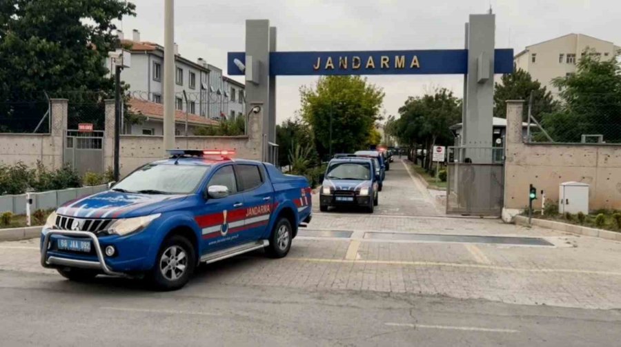 Bahçesine Baraka Yapıp Özel Bölmelerde Kenevir Yetiştirdi