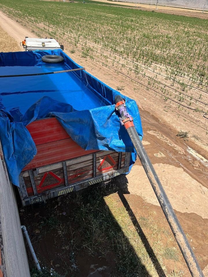 Sıcaktan Bunalan Çiftçi Römorku Havuza Dönüştürdü