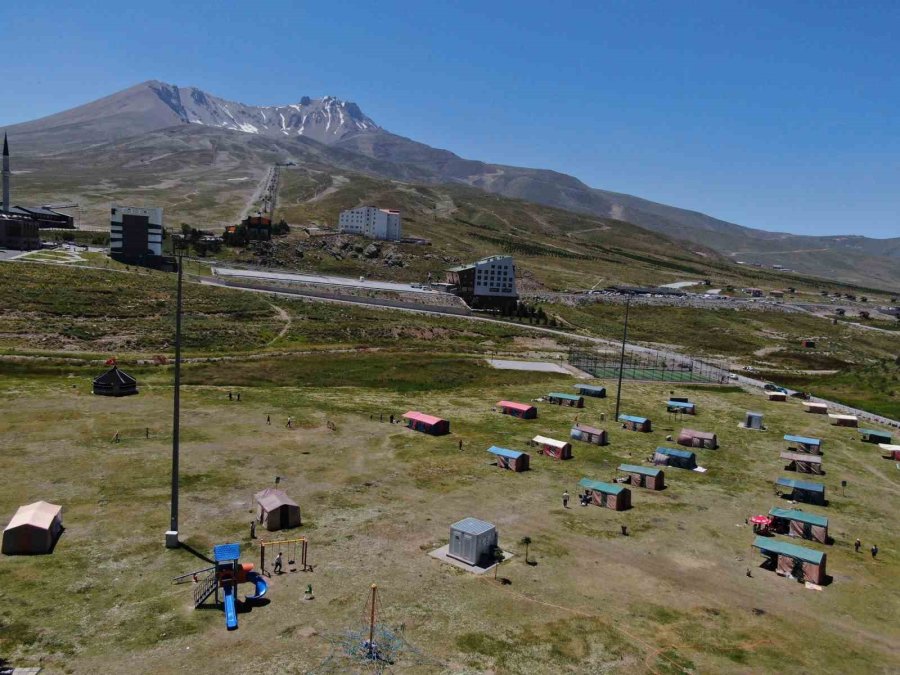 Sıcaktan Bunalan Dağa Kaçtı