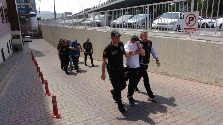 Uyuşturucudan Gözaltına Alınan Şahıs Basın Mensuplarına Tükürdü