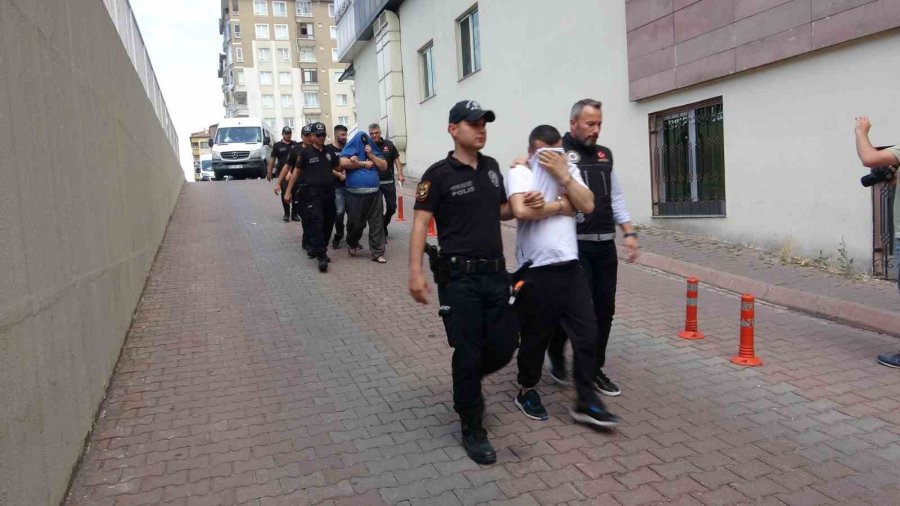 Uyuşturucudan Gözaltına Alınan Şahıs Basın Mensuplarına Tükürdü