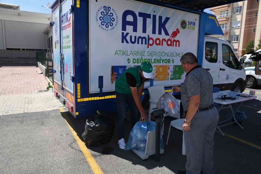 Selçuklu Belediyesinin Mobil Atık Kumbara Aracı Semt Pazarlarında