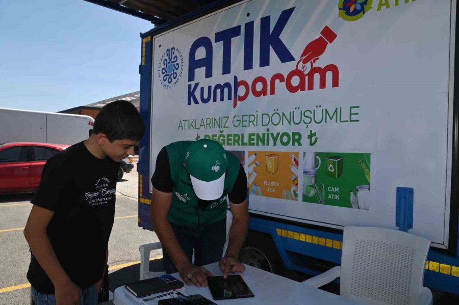 Selçuklu Belediyesinin Mobil Atık Kumbara Aracı Semt Pazarlarında